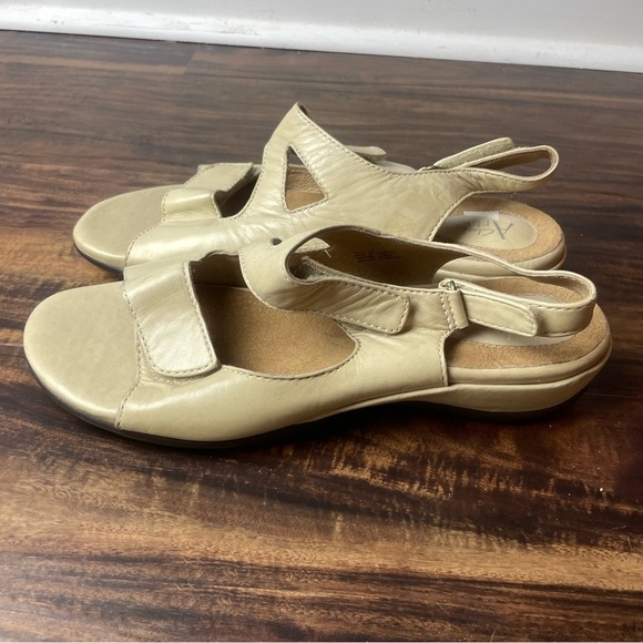 Clarks Shoes - Clark Artisan Beige Leather Athletic Hook & Loop Comfort Sandal Size 10N